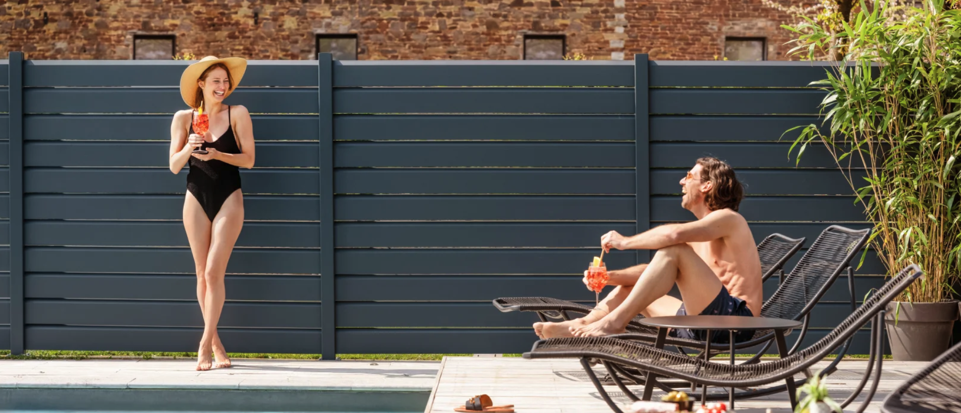 Clôture aluminium contemporaine bordant une piscine